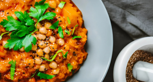 Curry di zucca e ceci vegan: la ricetta cremosa pronta in 40 minuti